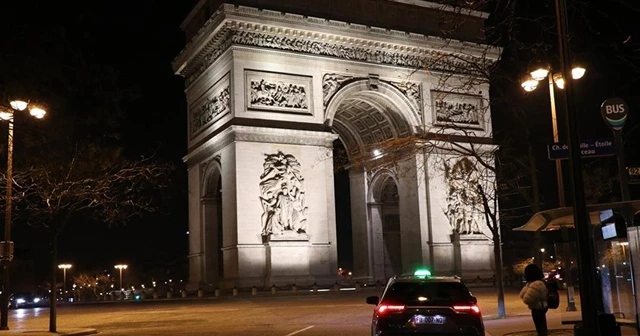 Paris&#039;in iki bölgesinde alkol tüketimi yasaklandı