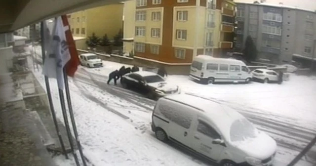 Park halindeyken kayan lüks otomobili durdurma mücadelesi kamerada