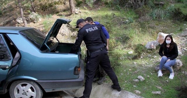 Polisi görünce, arkadaşını araçta bırakıp dağa kaçtı