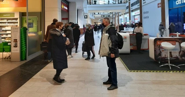 Polonya'da alışveriş merkezleri ve müzeler yeniden açıldı
