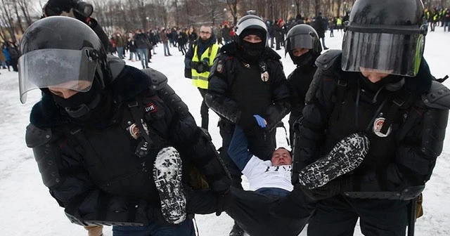 Rusya'da binlerce kişi muhalif Navalnıy'ın tutuklanmasını protesto etti