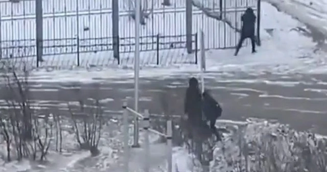 Rusya'da fırtınaya yakalananlar tabelalara sarıldı