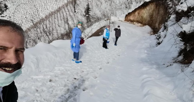 Sağlık çalışanları 2 kilometre yürüyerek, yaşlı şahsa aşı uyguladı