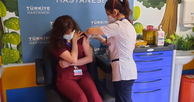 Sağlık çalışanlarına ikinci doz aşılama İstanbul’da başladı