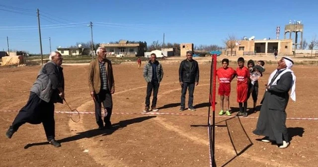 Şalvarlı ve fistanlı badminton maçı