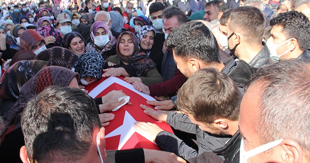 Şehit yakınları tabutun başında &quot;şehitler ölmez vatan bölünmez&quot; sloganı attı