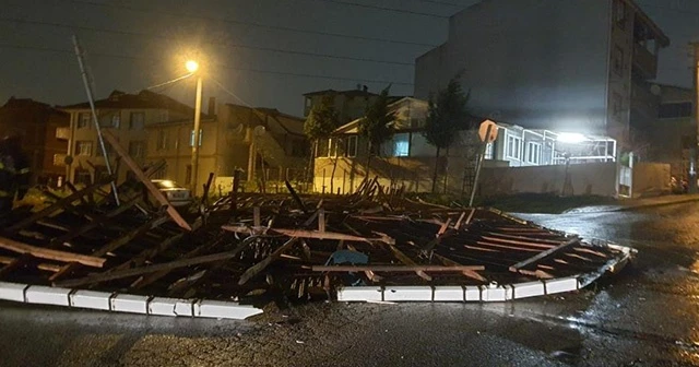 Şiddetli fırtına çatıyı yerinden söktü