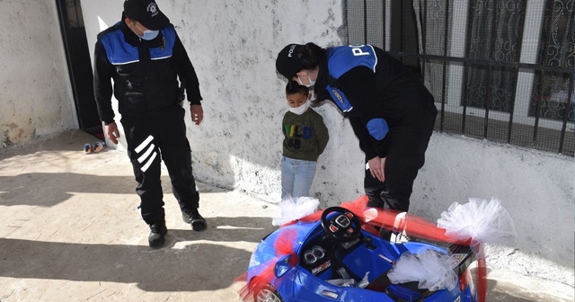 Siirt’te minik çocuk akülü araba istedi, polis kapısına götürdü