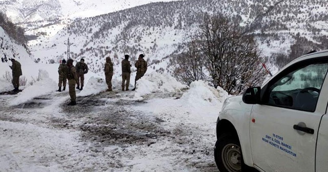 Siirt&#039;te yola çığ düştü, mahsur kalan köy korucuları kurtarıldı