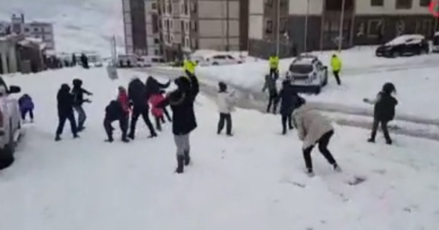 Şırnak’ta çocuklar ile polisin kartopu oyunu