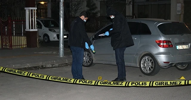 Sokak ortasında tartışan gruba ticari araçtan silahlı saldırı
