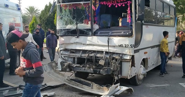 Tarım işçilerini taşıyan iki midibüs kafa kafaya çarpıştı: 6 yaralı