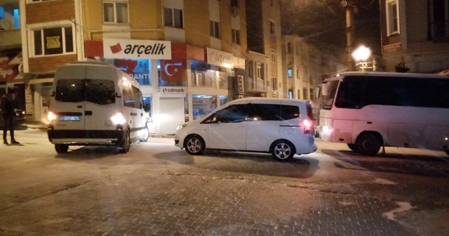 Tekirdağ&#039;da karla kaplı yollar buz tuttu