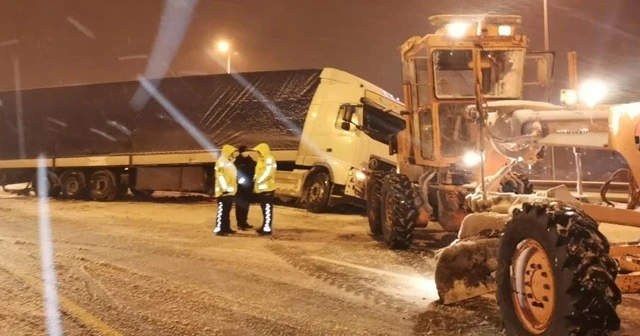 Tır, yolcu otobüsü ve otomobil kaza yaptı, yol trafiğe kapandı