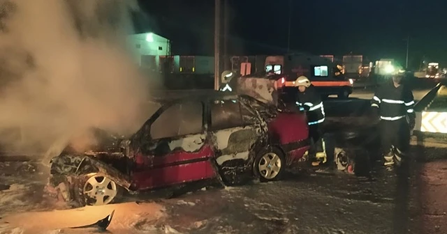Tıra çarpan otomobil alev aldı: 3 yaralı