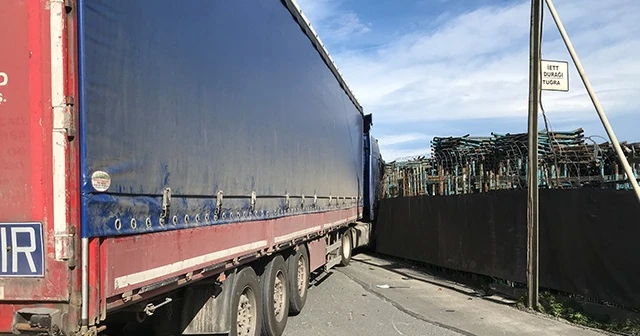 Tırla kamyonet kafa kafaya çarpıştı