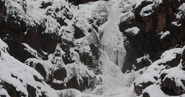 Tunceli’de çığ şelale gibi indi