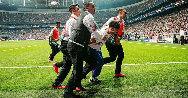 UEFA maçında sahaya giren sanığa hapis cezası