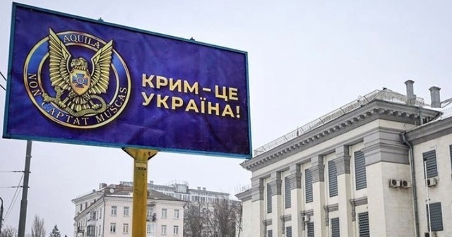Ukrayna’da Rusya Büyükelçiliği önüne &quot;Kırım Ukrayna’dır&quot; afişleri asıldı