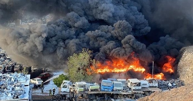 Umman&#039;da sanayi bölgesinde büyük yangın