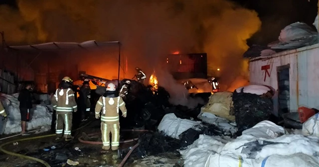 Ümraniye'de geceyi alevler aydınlattı