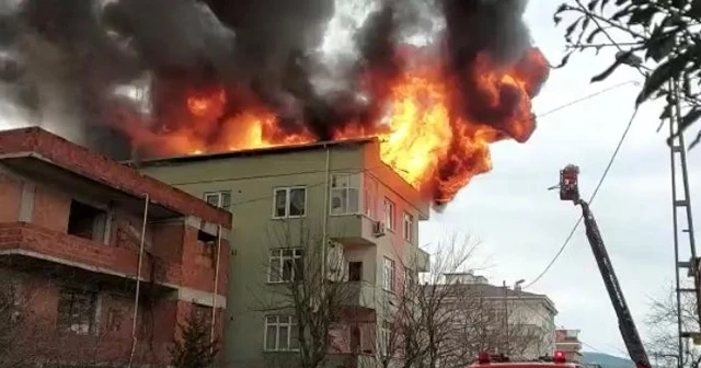 Ümraniye&#039;de korkutan çatı yangını: Binadakiler tahliye edildi