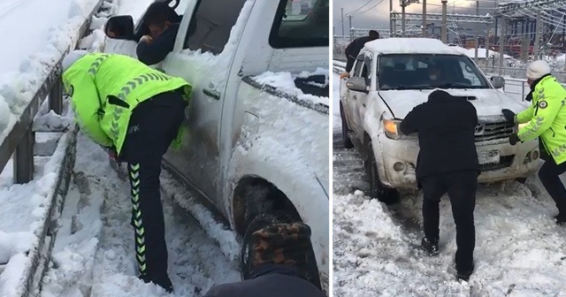 Yolda kalan sürücülerin yardımına polisler koştu