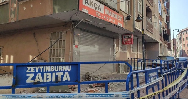 Zeytinburnu&#039;nda binanın balkonu çöktü