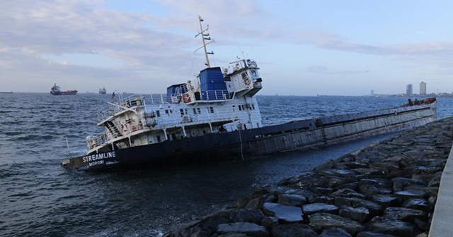 Zeytinburnu'nda karaya oturan 108 metrelik gemi yan yattı