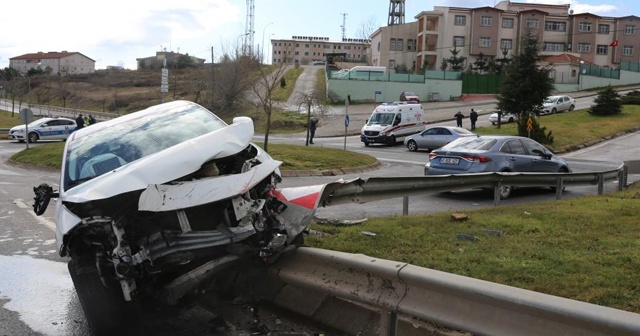 2 otomobil çarpıştı: 1&#039;i bebek, 1&#039;i çocuk 3 yaralı