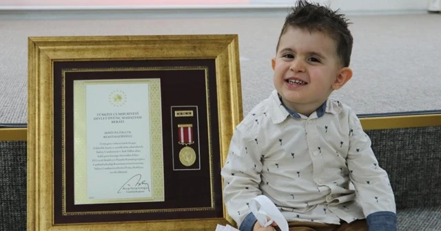 3 yaşındaki Remzi, şehit babasının "Devlet Övünç Madalyası ve Beratı"nı aldı
