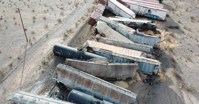 ABD&#039;de yük treni raydan çıkınca 44 vagon birbirine girdi