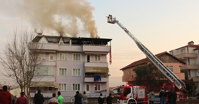 Alevlerin çatısını sardığı binada yaşayanları korna çalarak uyardı