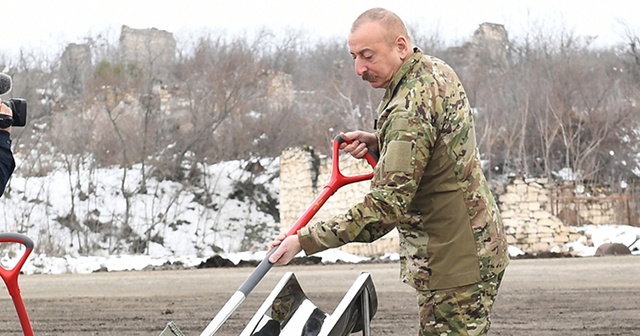 Aliyev, işgalden kurtarılan bölgelerde yeni kara yollarının temelini attı