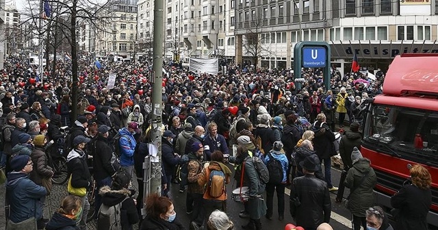 Almanya’da Kovid-19 önlemleri protesto edildi