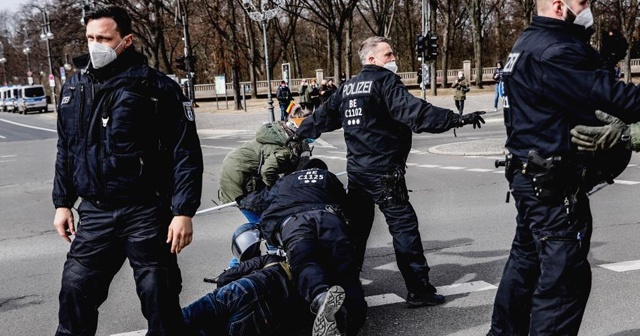 Almanya’da Kovid-19 önlemleri protestolarında arbede: Çok sayıda gözaltı