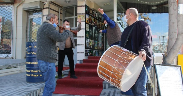 Ankaralı esnaf kontrollü normalleşmeyi davul ve zurna ile kutladı