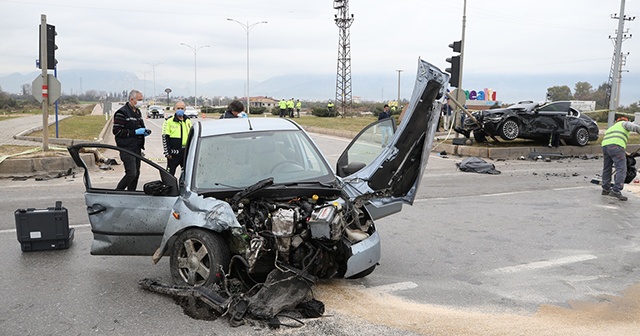 Antalya&#039;da iki otomobil çarpıştı