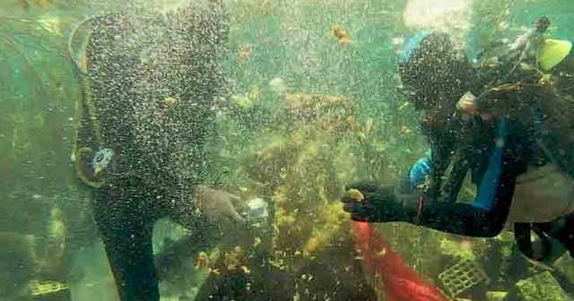 Antalya&#039;nın tatlı su kaynağına giren dalgıçlar yine torba torba çöple çıktı