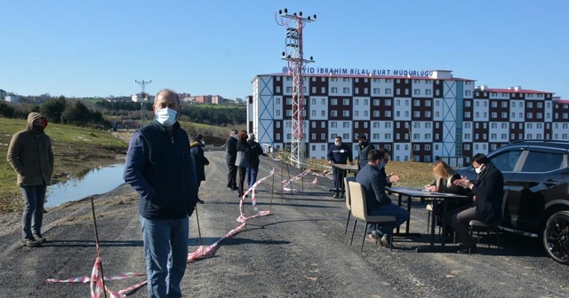 Arazisinden geçen yolu trafiğe kapatan hissedarlara para cezası