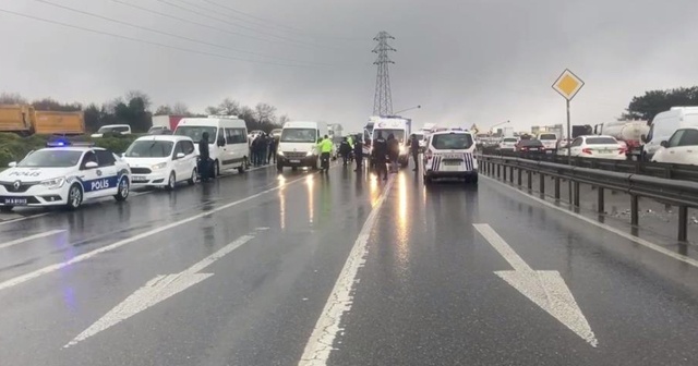 Arnavutköy&#039;de çevik kuvvet polislerini taşıyan minibüs kaza yaptı