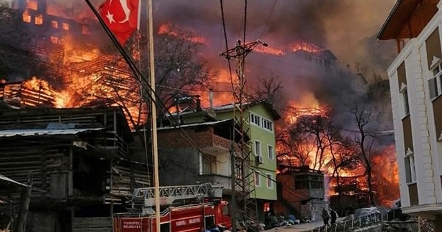 Artvin&#039;in Yusufeli ilçesi Dereiçi köyündeki yangın kontrol altına alındı