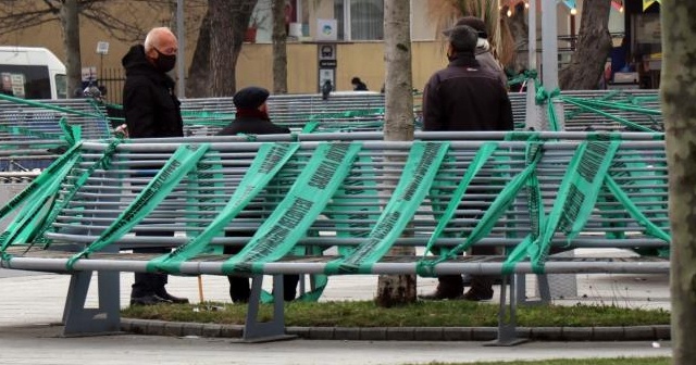 Banklara çekilen şeritler bile oturmalarına engel olmadı