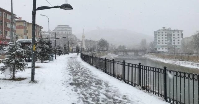 Bayburt güne karla uyandı