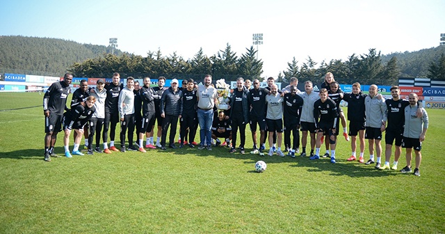 Beşiktaşlı futbolculardan sağlık ekibine çiçek