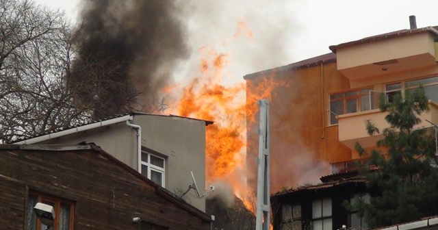 Beyoğlu&#039;nda ahşap bina alevlere teslim oldu