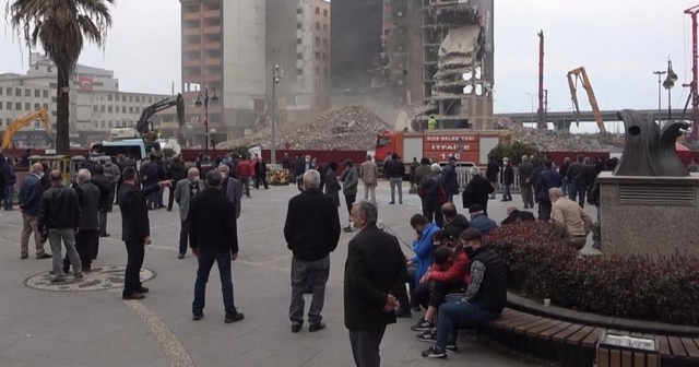 Binaların yıkılmasını film izler gibi izliyorlar