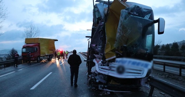 Bolu’da, yolcu otobüsü arıza yapan kamyona çarptı: 3 yaralı