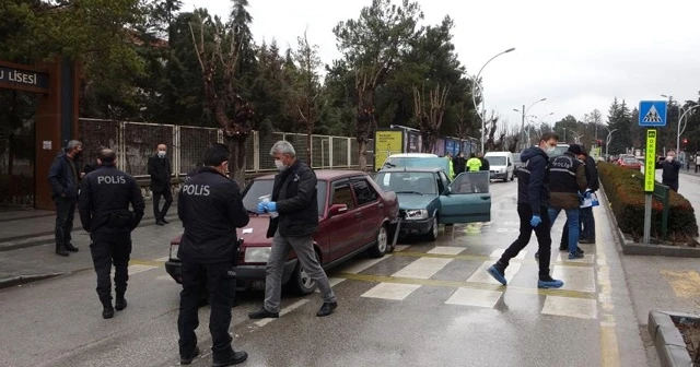 Boşanma aşamasındaki eşinin içerisinde bulunduğu araca silahla ateş açtı