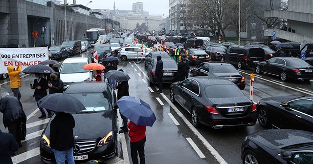 Brüksel&#039;de Uber sürücüleri gösteri düzenledi